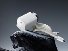 新款 OnePlus 100 W GaN 充电器在中国的售价约为 28 美元。图:充电器和附带的数据线。(图片来源:OnePlus)