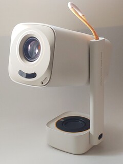 Yaber T1 Pro 便携式投影仪配有方便的背带。(图片来源：Notebookcheck）