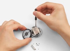 谷歌 Pixel Watch 4 的电池据说比较容易更换。(图片来源：谷歌）