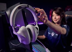 Alienware 的 Pro 耳机采用轻质设计，并配备石墨烯涂层驱动单元。(图片来源：Alienware）