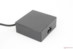 通用 USB-C 交流适配器的体积相对较小(约 7.5 x 7.5 x 2.9 厘米),但输出功率却高达 90 W。