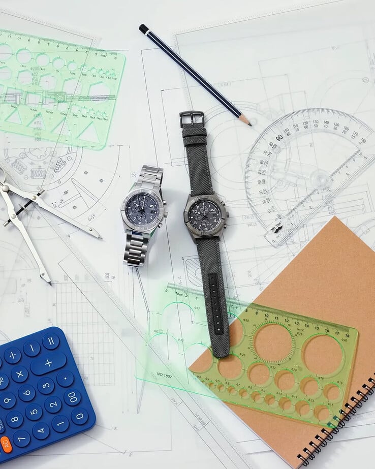 Citizen CA0897-04H 与较早款的 CA0890-54H 并列展示。