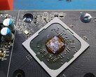 番茄酱被用作AMD Radeon R7 240 GPU的散热化合物。(图片来源：AssasinWarlord on ComputerBase.de)