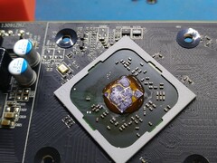番茄酱被用作AMD Radeon R7 240 GPU的散热化合物。(图片来源：AssasinWarlord on ComputerBase.de)