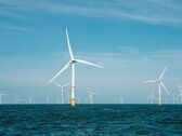 一些海上风力涡轮机的图片（图片来源：Jesse De Meulenaere；已裁剪）