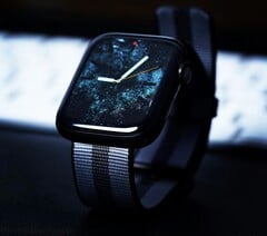 由于采用了新的显示技术，Apple Watch 可以实现更长的电池续航时间。