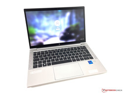 在审查。HP EliteBook 830 G8。测试设备由德国惠普公司提供。