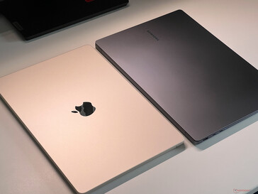 MacBook Air 15（左）与Galaxy Book4 Pro（右）