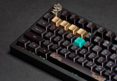 Keychron 黑色神话悟空无线机械键盘俯视图，显示工匠逃逸键和重点键帽