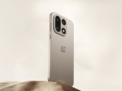 OnePlus 15(如图)不像其前身 OnePlus 13 那样带有哈苏标志。