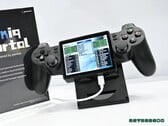 Yoniq Portal 采用倾斜式显示屏，并配备类似 DualShock 2 的操控按键。