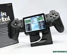 Yoniq Portal 采用倾斜式显示屏,并配备类似 DualShock 2 的操控按键。