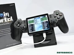Yoniq Portal 采用倾斜式显示屏，并配备类似 DualShock 2 的操控按键。