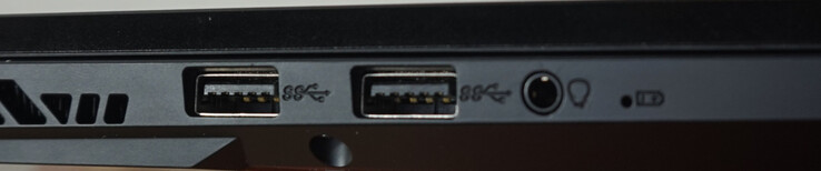左侧端口：2个USB-A（10 Gbit/s），耳机