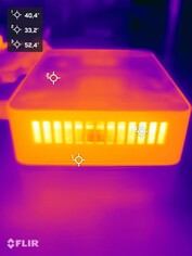 压力测试期间的华硕 NUC 15 Pro+（左侧）