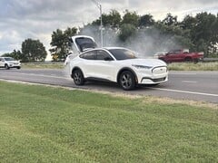 着火的野马 Mach-E 上的照片(图片来源:Chase Roberts;已裁剪)