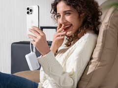 内置Lightning 数据线的 Anker 三合一移动电源可能即将面世。(图片来源：Anker）