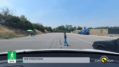 无雷达的Y型车通过了行人探测测试（图片：欧洲NCAP）。