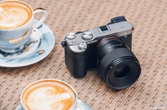 据说，三洋公司最新推出的全画幅镜头体积相对较小，重量也较轻。