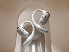 Shokz OpenFit 2 Plus 耳机的设计与非 plus 型号相同。(图片来源：Shokz）