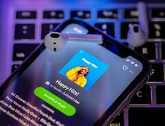 拥有免费 Spotify 账户的用户终于可以直接选择歌曲了。(图片来源：Omid Armin）