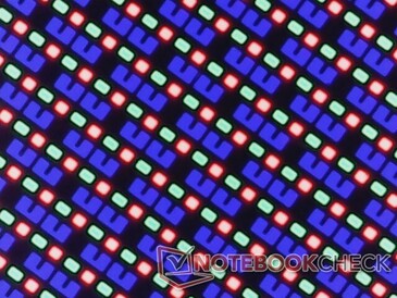 来自光面屏幕的清晰 RGB 子像素，无颗粒感问题