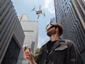 带有 Insta360 FPV 护目镜和遥控器的 Antigravity A1。(图片来源：Antigravity）