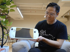 Ayaneo Next II 上市后将成为最大的专用游戏掌上电脑之一。(图片来源：Ayaneo）