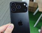 iPhone 17 Pro 假机在Apple 现有机型的基础上进行了一些设计调整。(图片来源：Majin Bu）