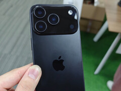 iPhone 17 Pro 假机在Apple 现有机型的基础上进行了一些设计调整。(图片来源：Majin Bu）