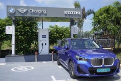 印度公共充电站的一辆电动宝马车（图片来源：BMW）