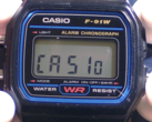 卡西欧 A158WA（与卡西欧 F-91W 共用模块）可以在显示屏上显示 "卡西欧"，较新的 W-217H 也是如此。(图片来源：维基百科）