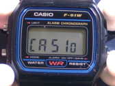 卡西欧 A158WA（与卡西欧 F-91W 共用模块）可以在显示屏上显示 "卡西欧"，较新的 W-217H 也是如此。(图片来源：维基百科）