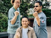 前《铁拳》游戏开发负责人池田米森和原田高举拳头合影