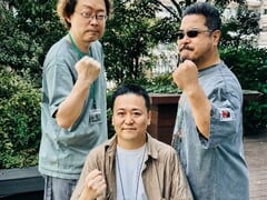 前《铁拳》游戏开发负责人池田米森和原田高举拳头合影