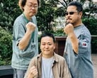 前《铁拳》游戏开发负责人池田米森和原田高举拳头合影