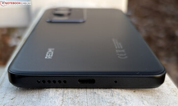 底部:扬声器、USB-C 端口和麦克风