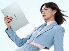 LCD 晓新 Air 14 2026 现已在国内上市。图为展示该笔记本轻薄设计的宣传图。