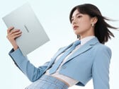 LCD 晓新 Air 14 2026 现已在国内上市。图为展示该笔记本轻薄设计的宣传图。