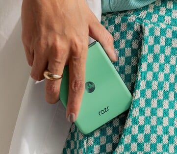 采用 Pantone 春芽色彩的摩托罗拉 Razr。(图片来源：摩托罗拉）