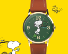 这款《花生漫画》× Timex Marlin 手动上链腕表配有绿色表盘，表针设计充满趣味，以网球为主题。