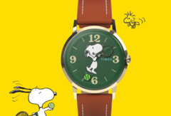 这款《花生漫画》× Timex Marlin 手动上链腕表配有绿色表盘，表针设计充满趣味，以网球为主题。