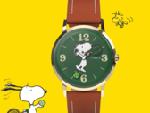 这款《花生漫画》× Timex Marlin 手动上链腕表配有绿色表盘，表针设计充满趣味，以网球为主题。