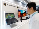 三星显示展示了一款16英寸2.5K OLED笔记本电脑面板，刷新率最高可达300Hz，这是首款达到该刷新率的笔记本电脑OLED面板。