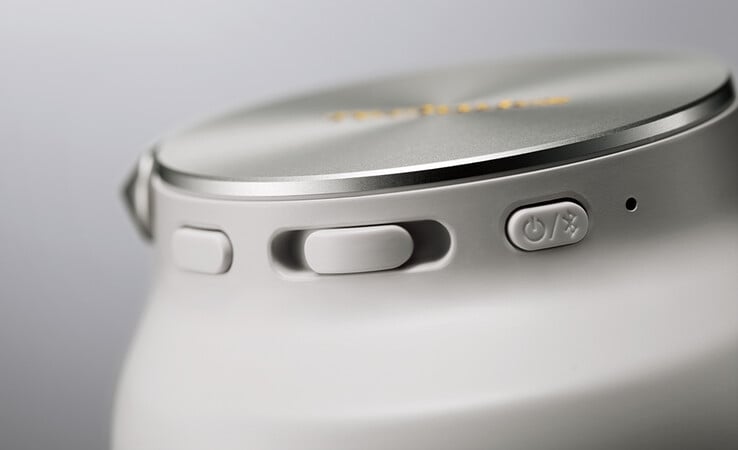 Technics A1000 耳机采用位于耳罩上的实体控制键。