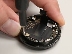 Pixel Watch 4 在可维修性方面获得 9 分（满分 10 分）。图：智能手表内部。(图片来源：iFixit）