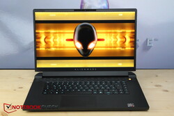 审查中的Alienware m17 R5，由戴尔提供。