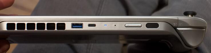 USB Type-A、USB Type-C（4.0，带 DisplayPort 和 PowerDelivery）