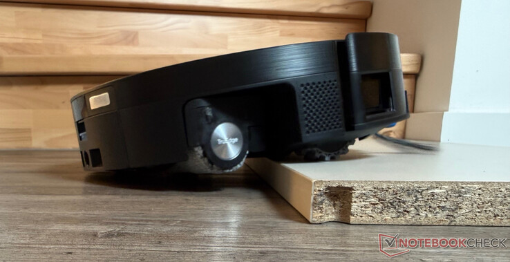 Ecovacs Deebot X11 OmniCyclone 爬上 2.4 厘米高的台阶