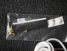 如果您决定改装 Q13 Max，包装盒中还会有额外的螺丝、脚垫和安装垫圈。 